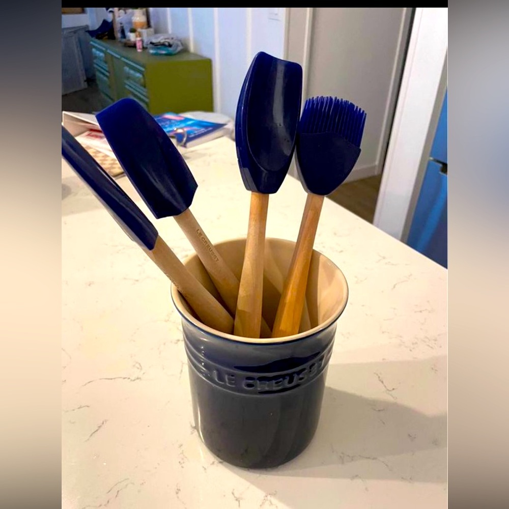 Le Creuset Utensil holder and 4 utensils